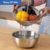 Colador de acero inoxidable con tazón de mezcla.