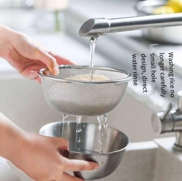 Colador de acero inoxidable con tazón de mezcla.